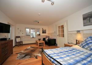 a bedroom with a bed and a living room at ENA Ferien Strandhütte in Juist