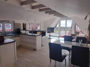 a kitchen with a table and chairs in a room at ENA Ferien Strandloft in Juist