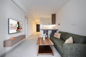 Et tv og/eller underholdning på Apartment KeyGo #0218 with a view of the stadium