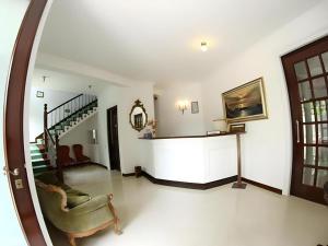 The MGS Hotel في Kadirandola: غرفة معيشة فيها كرسي ودرج