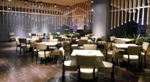 Un restaurante con mesas y sillas en una sala. en The Art Hotel, en Shenzhen
