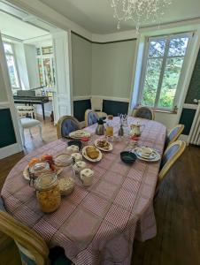 Chambre Perce-Neige, Les Roches Fleuries في Sapois: طاولة عليها طعام