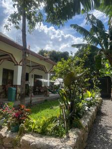 Hospedaje Nicolas في سان خوان لاجونا: حديقة امام مبنى به نباتات