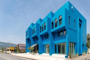 ナイハーンビーチにあるBlu Monkey Boutique Naiharn Beachの通路側の青い建物
