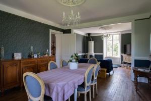 Chambre Perce-Neige, Les Roches Fleuries في Sapois: غرفة طعام بها طاولة وكراسي