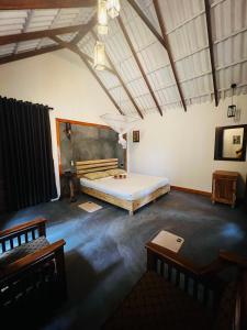 En eller flere senge i et værelse på Sigiriya Coconut Shade Resort
