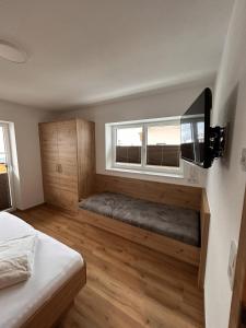 a small room with a bed and a window at Höller's Bergleben in Kleinarl