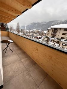 a balcony with a table and a view of a city at Höller's Bergleben in Kleinarl
