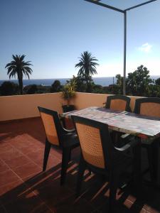 einen Tisch und Stühle auf einer Terrasse mit Aussicht in der Unterkunft Casa Isidoro in Valle Gran Rey