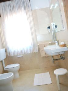 Koupelna v ubytování Hotel Giacomazzo + 37 fotografií
