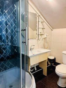 Un baño de Grey Studio