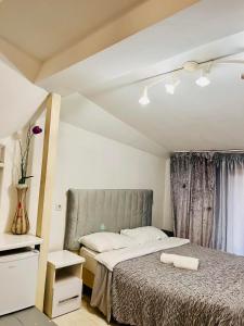 Una cama o camas en una habitación de Grey Studio 5 fotos más