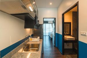 ナイハーンビーチにあるBlu Monkey Boutique Naiharn Beachの小さなキッチン(シンク付)、バスルーム +52枚の写真