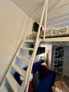 ein Wohnzimmer mit einem blauen Sofa unter einem Hochbett in der Unterkunft Haussmann Chic & Soft Élégance - Centre-ville in Saint-Brieuc + 30 Fotos