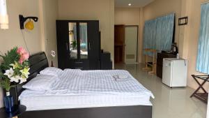 een slaapkamer met een groot bed en een bureau bij ChefJa Hotel and Restaurant 