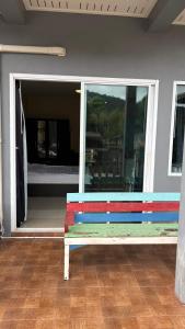 een kleurrijke bank die voor een kamer staat bij ChefJa Hotel and Restaurant 
