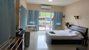 een slaapkamer met een bed en een glazen schuifdeur bij ChefJa Hotel and Restaurant 