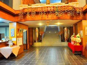 a lobby with a staircase in a building at Phatad Valley Hotel in Ban Kui Mang