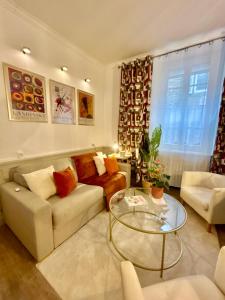 ein Wohnzimmer mit einer Couch und einem Glastisch in der Unterkunft Haussmann Chic & Soft Élégance - Centre-ville in Saint-Brieuc