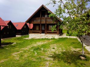 Um jardim no exterior de Luna Chalets da Montanha - Serra da Estrela