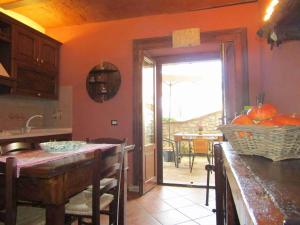 A kitchen or kitchenette at La Casetta