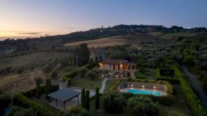 una vista aérea de una casa con piscina en Villa with Pool in Volterra-Toskana 54752, en Volterra