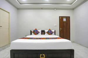 Postel nebo postele na pokoji v ubytování FabHotel Bluemoon Residency