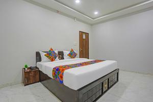 Postel nebo postele na pokoji v ubytování FabHotel Bluemoon Residency