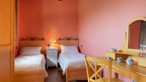 Un dormitorio con dos camas y un escritorio y una mesa. en Villa with Pool in Volterra-Toskana 54752, en Volterra 19 fotos más