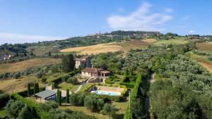Vista aérea de una casa en una colina en Villa with Pool in Volterra-Toskana 54752, en Volterra