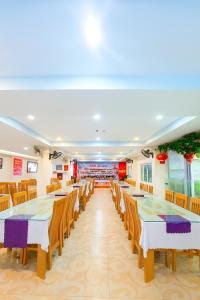 Hoàng Hà Hotel Tam Đảo في تام داو: قاعة حفلات بها طاولات وكراسي في مطعم