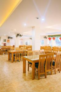 Hoàng Hà Hotel Tam Đảo في تام داو: غرفة طعام مع طاولات وكراسي