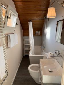 une salle de bain avec des toilettes blanches et un lavabo dans l'établissement Uptown Apartments Interlaken free Parking, à Interlaken