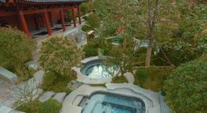 Xian Huaqingyutang Hotel في شيان: اطلالة جوية على حديقة مع مسبح