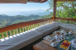 ein Tisch mit Essen darauf auf einem Balkon in der Unterkunft Narra Hill Tagaytay in Laurel