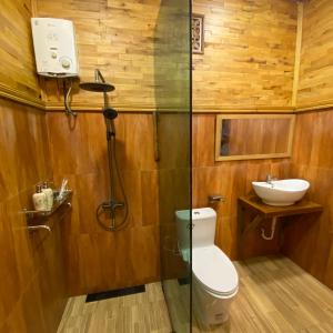 ein Badezimmer mit Dusche, Toilette und Waschbecken in der Unterkunft Bagas Luxury Glamping in Kejajar