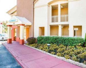 Rodeway Inn Mount Laurel Hwy 73 في Ramblewood: فندق أمامه مبنى وورود