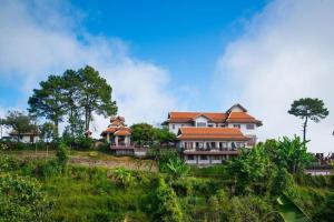 a large house on top of a hill at Phumorkdao Resort in Pong Yaeng