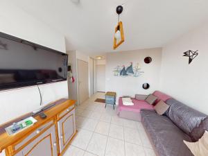 TV a/nebo společenská místnost v ubytování Appartement en bord de mer à Frontignan - FR-1-785-13