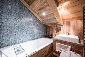Ένα μπάνιο στο Luxury Stay Comfortable Chalet with Jacuzzi