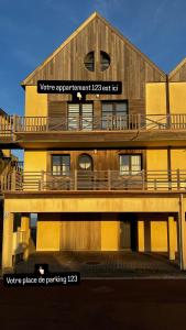 ein Gebäude mit einem Schild an der Seite in der Unterkunft La Naturelle 123 - Duplex Vue Mer Wimereux in Wimereux