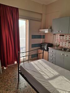 ein Schlafzimmer mit einem Bett und eine Küche mit einem Fenster in der Unterkunft Eunoé House in Kakí Vígla