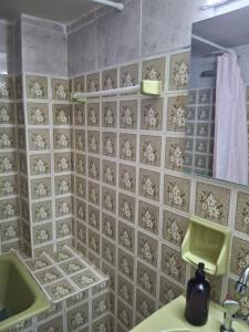 ein Badezimmer mit einem grünen Waschbecken und einem Spiegel in der Unterkunft Eunoé House in Kakí Vígla