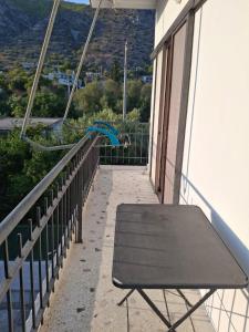 ein Tisch auf einem Balkon mit einer blauen Frisbee in der Unterkunft Eunoé House in Kakí Vígla