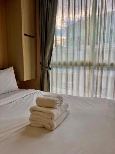 En eller flere senge i et værelse på City Garden Olympus condo with balcony washing machine