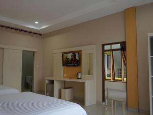 Кровать или кровати в номере Samosir Cottages Resort +193 фотографии