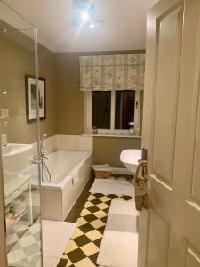 un bagno con vasca, WC e lavandino di EinfachSein a Trittau