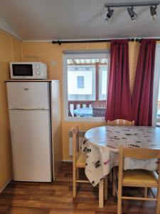 Køkken eller tekøkken på Mobil home 6 personnes avec Lave Linge et TV