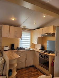 Køkken eller tekøkken på Mobil home 6 personnes avec Lave Linge et TV + 5 billeder