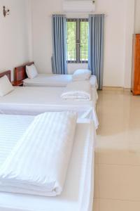 Кровать или кровати в номере Thành Luân Hotel